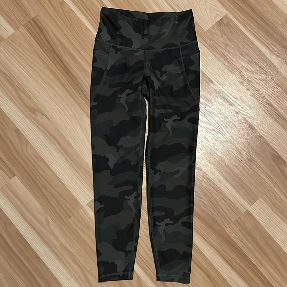 Old Navy ‘Elevate’ leggings. Full length with pockets.